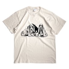 画像1: Coming & Going Designs Basset Hound Puppies T-Shirts Natural / カミングアンドゴーイングデザイン バセットハウンズ パピーズ Tシャツ ナチュラル (1)