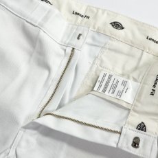 画像3: Dickies 13" Loose Fit Multi-Use Pocket Work Shorts - White (3)