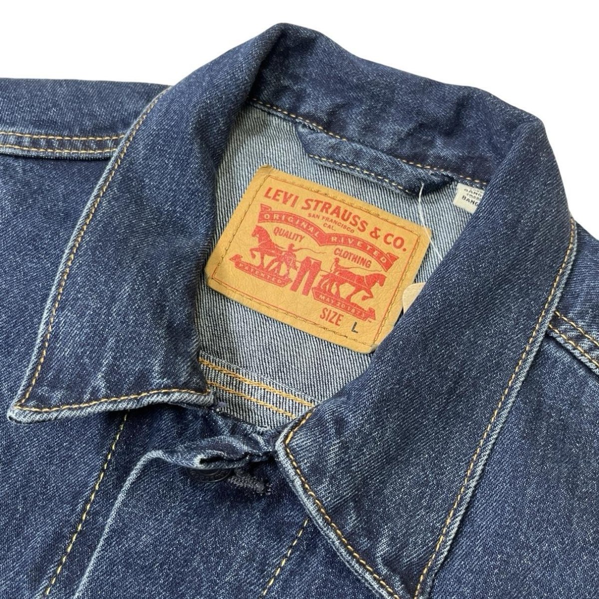 画像2: Levi's #72334 The Trucker Denim Jacket - Dark Stonewash (2)