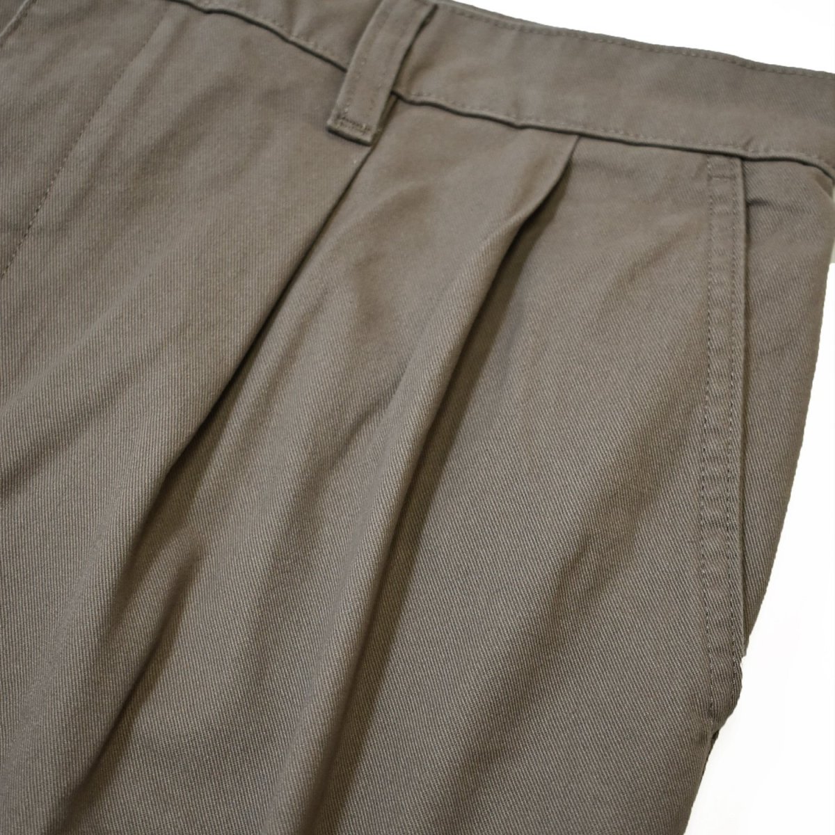 画像3: Dockers Loose Fit Eighty-Six Original Pleated Chino Pants - Fossil (3)